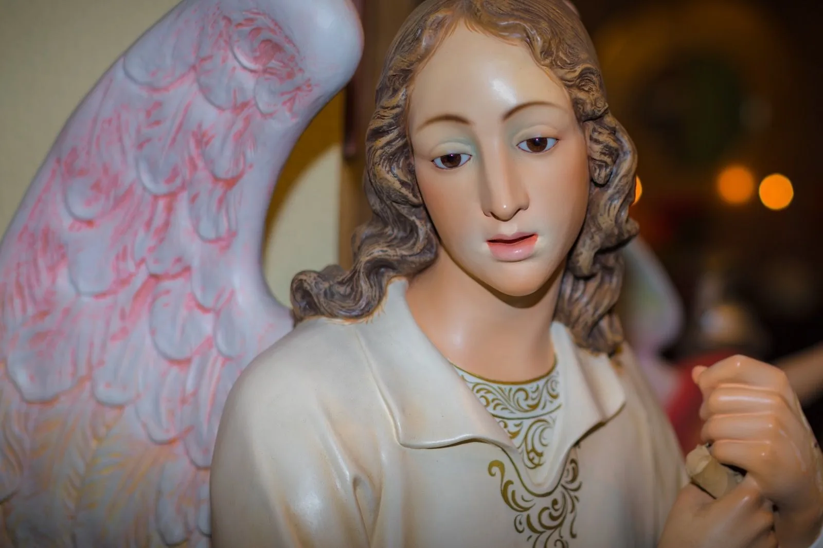 Escultura del Arcángel Gabriel, mensajero de los ángeles