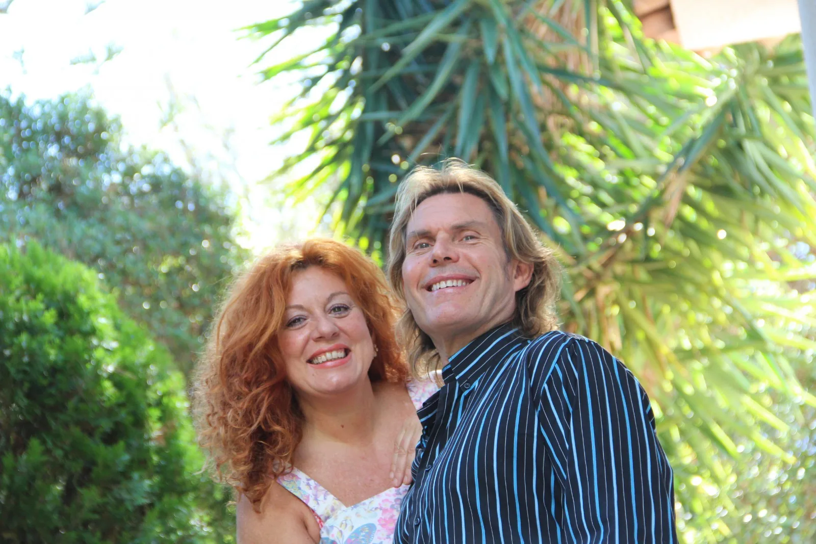 Nuria López y Pere Pascuet – Mis Ángeles Nuria López y Pere Pascuet, angelólogos y fundadores de Mis Ángeles, sonrientes en el jardín del Museo de los Ángeles en Alella